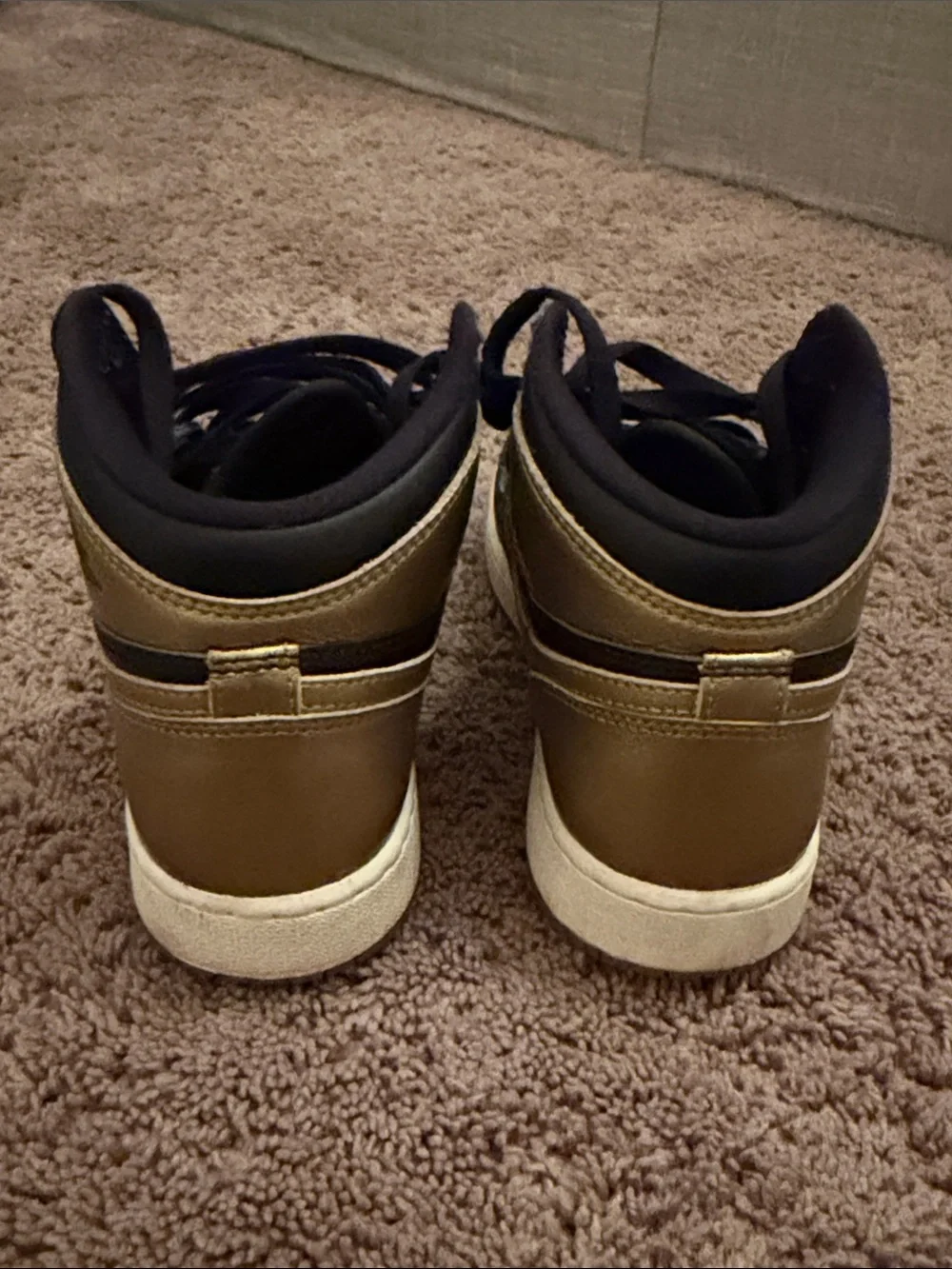 Nike Air Jordan 1 Mid - Black and Metallic Gold - Picture 3 of 5